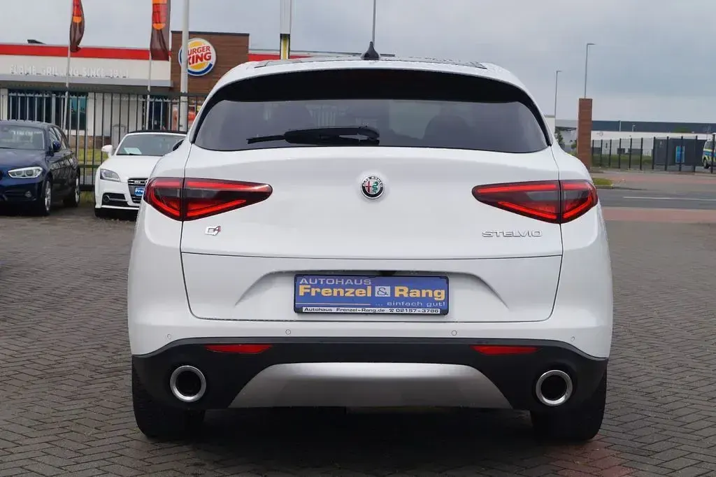 Gebraucht Alfa Romeo Stelvio 209 PS (153 kW) 2019 Weiß SUV