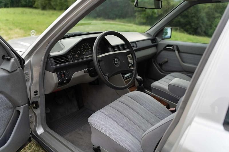 Gebraucht Mercedes E230 132 PS (97 kW) 1989 Silber Limousine