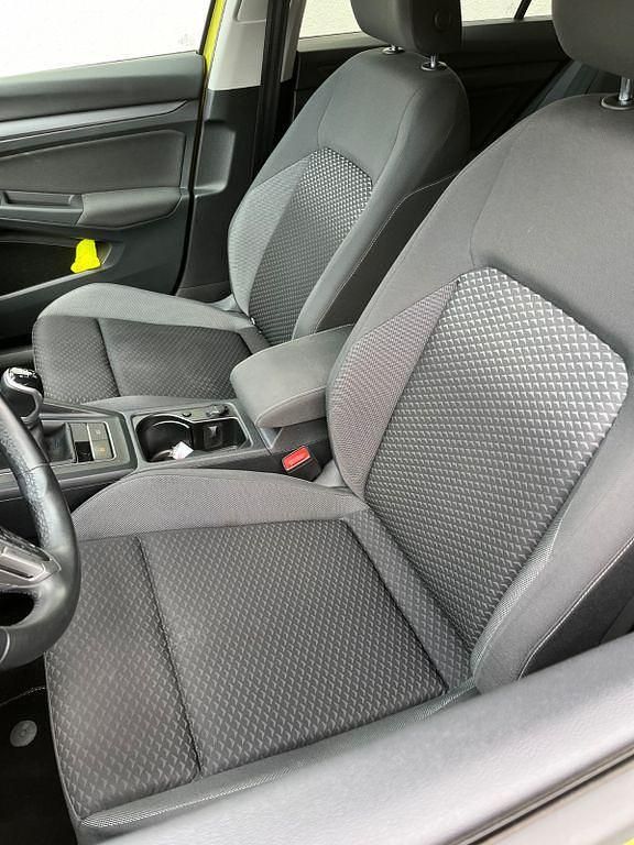 Gebraucht VW Golf VIII Active 131 PS (96 kW) 2022 Gelb Limousine