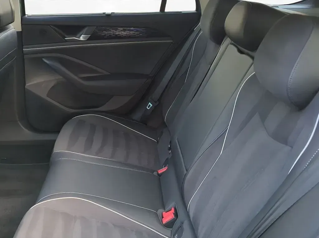 Gebraucht VW Passat IQ Drive 150 PS (110 kW) 2024 Maripositgrün met. Kombi