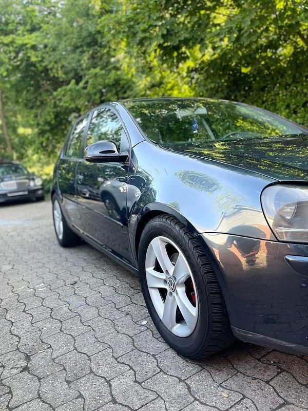 Blau Gebraucht 2004 VW Golf V Kleinwagen | 2.990 € (Fairer Preis) - Bild 1/4