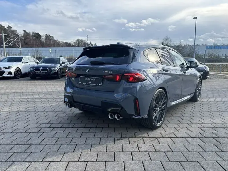 Neu BMW M135 Sport Line 300 PS (220 kW) 2026 Silber (bmw individual storm bay metallic) Kleinwagen