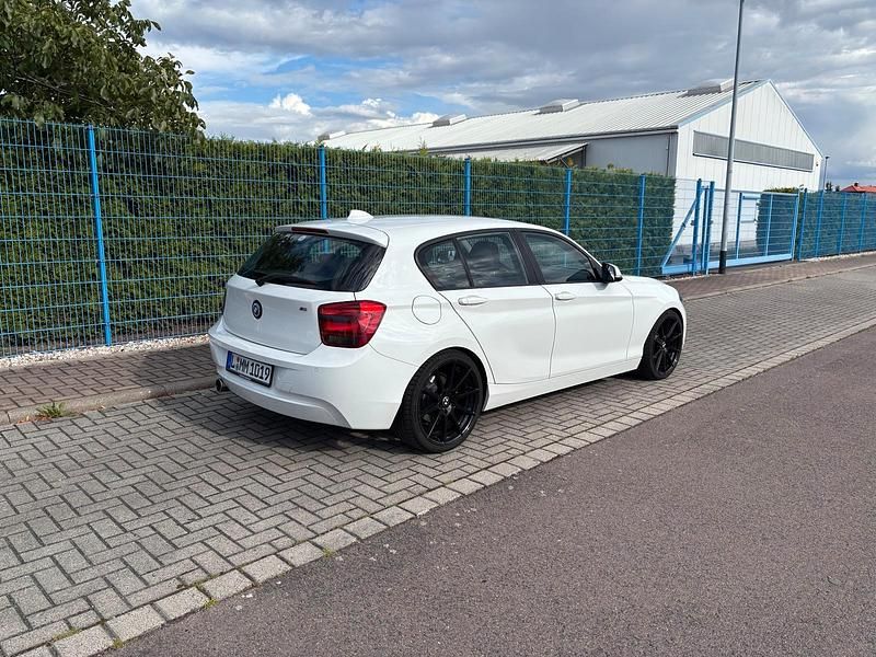 Weiß Gebraucht 2013 BMW 116 Sport Line Kleinwagen | 6.599 € - Bild 1/4