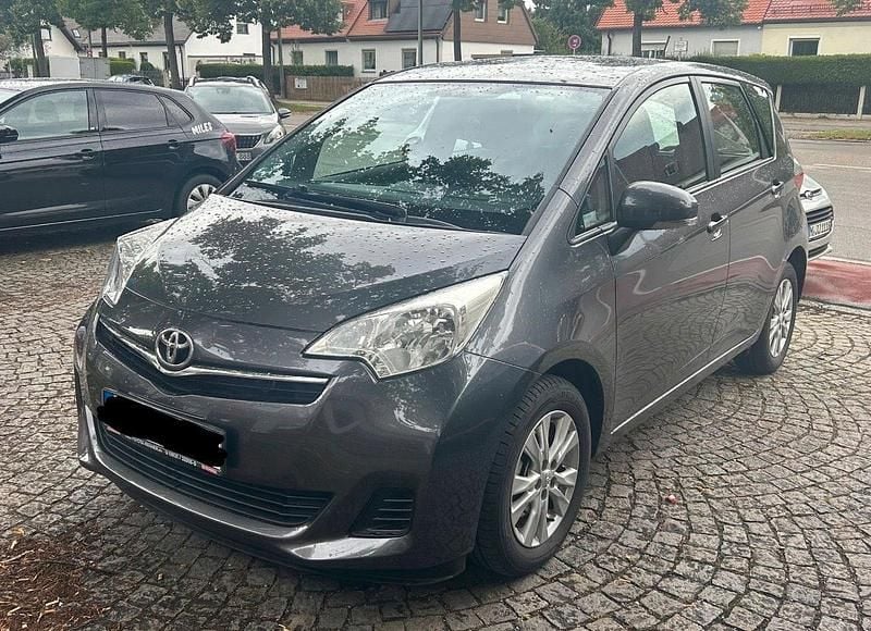 Gebraucht Toyota Verso-S 99 PS (72 kW) 2011 Grau Van / Kleinbus