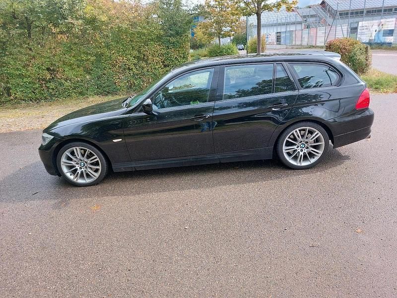 Schwarz Gebraucht 2009 BMW 325 Kombi | 7.199 € - Bild 1/4