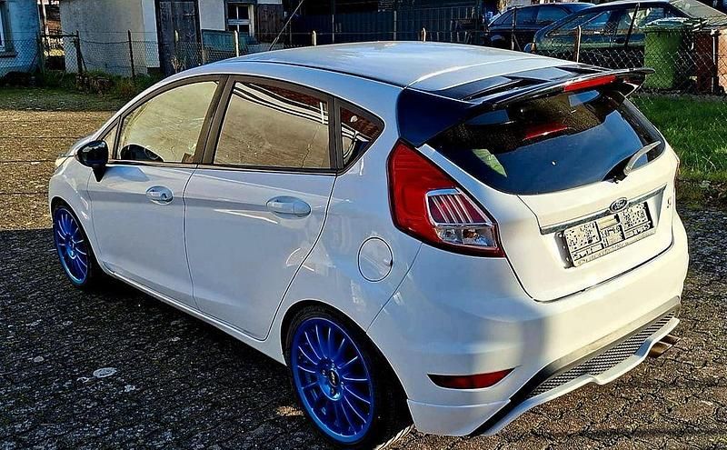 Weiß Gebraucht 2017 Ford Fiesta Trend Kleinwagen | 6.999 € (Fairer Preis) - Bild 1/4