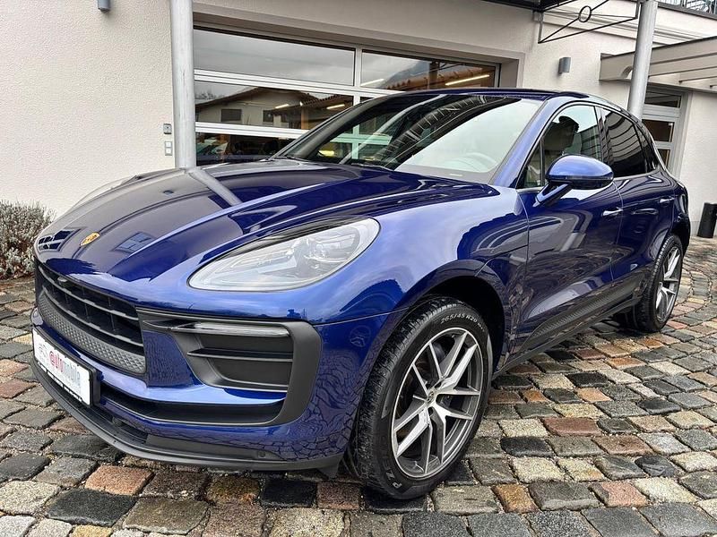 Blau Gebraucht 2023 Porsche Macan SUV | 61.850 € (Guter Preis) - Bild 1/4
