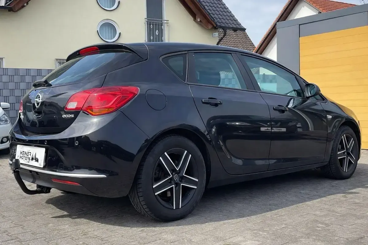 Gebraucht Opel Astra Edition 110 PS (80 kW) 2013 Limousine