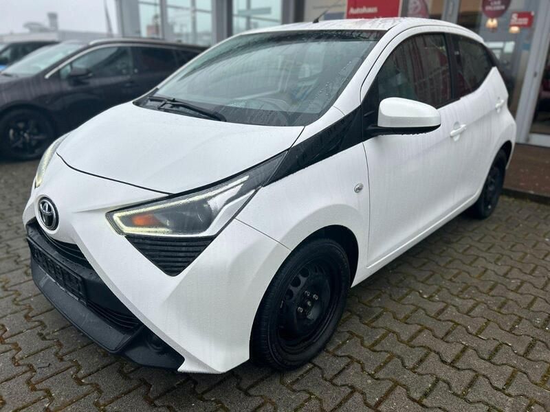 Schneeweiß Gebraucht 2021 Toyota Aygo Connect Style Kleinwagen | 12.590 € (Etwas zu teuer) - Bild 1/4