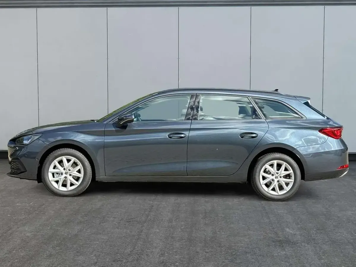 Neu Seat Leon Style 150 PS (110 kW) 2025 Fiord blau Kombi