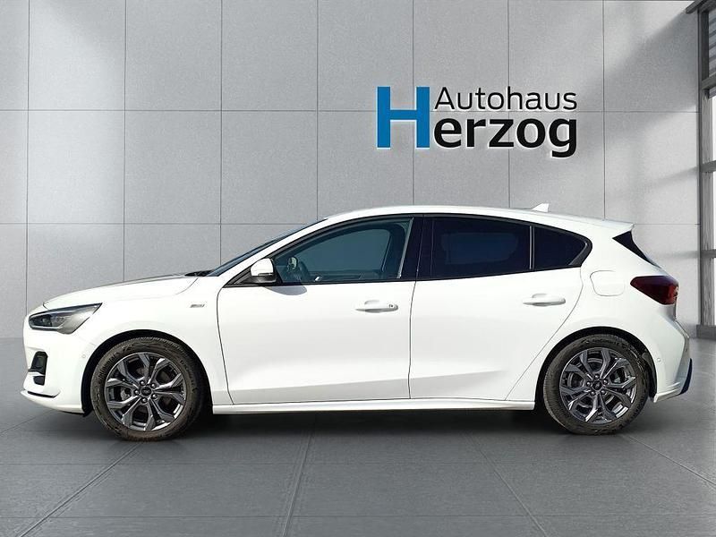Gebraucht Ford Focus ST-Line X 155 PS (114 kW) 2023 Frozen white Limousine