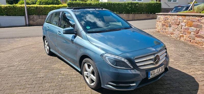 Blau Gebraucht 2013 Mercedes B180 Van / Kleinbus | 11.000 € (Guter Preis) - Bild 1/4