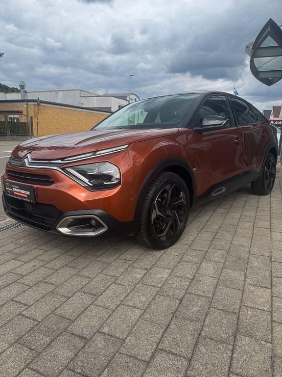 Orange Gebraucht 2021 Citroën C4 Shine Limousine | 16.900 € (Superpreis) - Bild 1/4