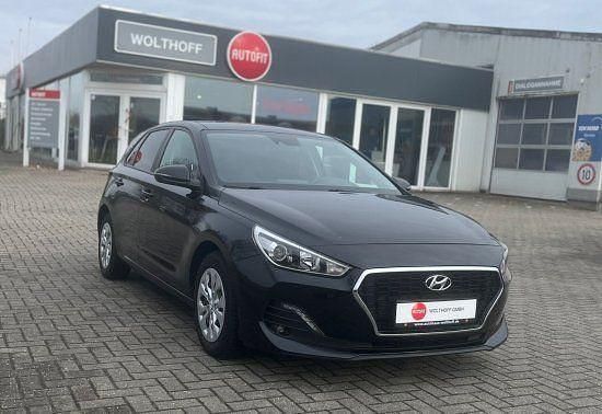 Gebraucht Hyundai i30 Select 120 PS (88 kW) 2019 Schwarz Limousine