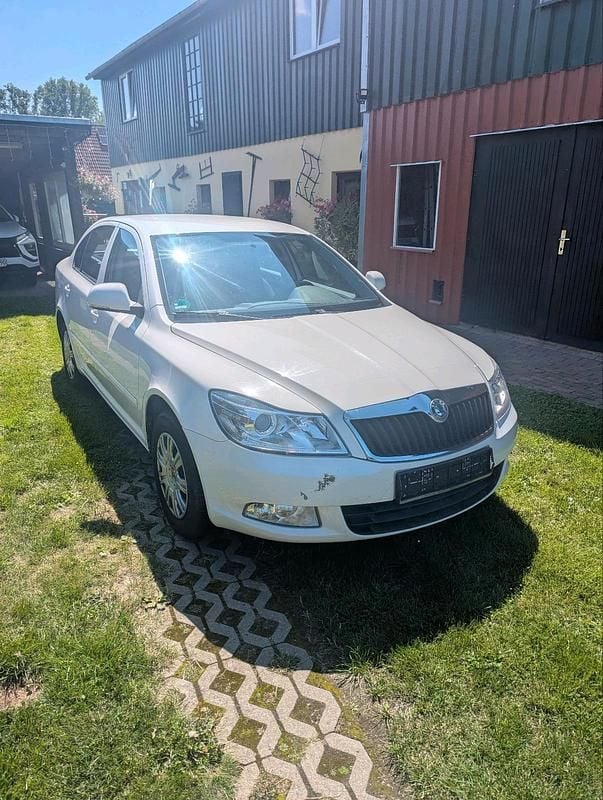Weiß Gebraucht 2009 Skoda Octavia Limousine | 3.900 € (Teuer) - Bild 1/4