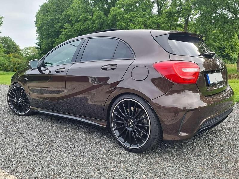 Braun Gebraucht 2015 Mercedes A45 AMG AMG Limousine | 19.990 € - Bild 1/4
