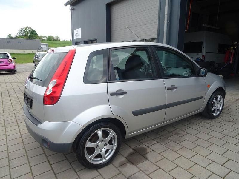 Gebraucht Ford Fiesta Basis 69 PS (50 kW) 2007 Silber Kleinwagen
