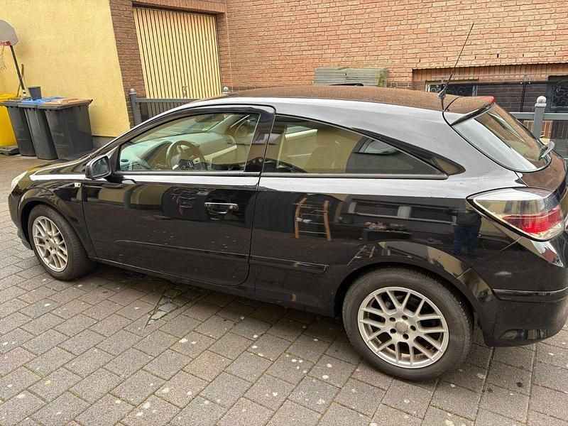 Gebraucht Opel Astra GTC Innovation 90 PS (66 kW) 2008 Schwarz Limousine