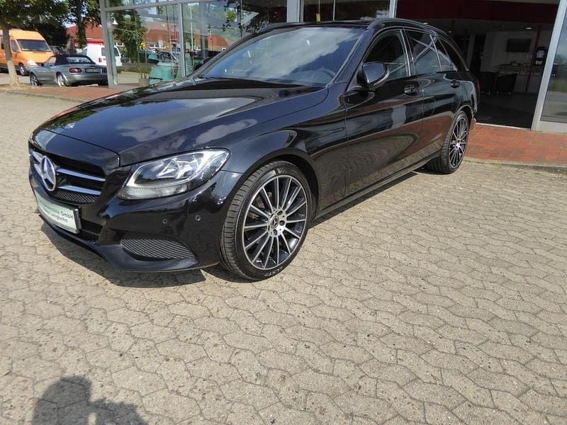 Schwarz Gebraucht 2018 Mercedes C180 Avantgarde Limousine | 19.690 € (Fairer Preis) - Bild 1/4