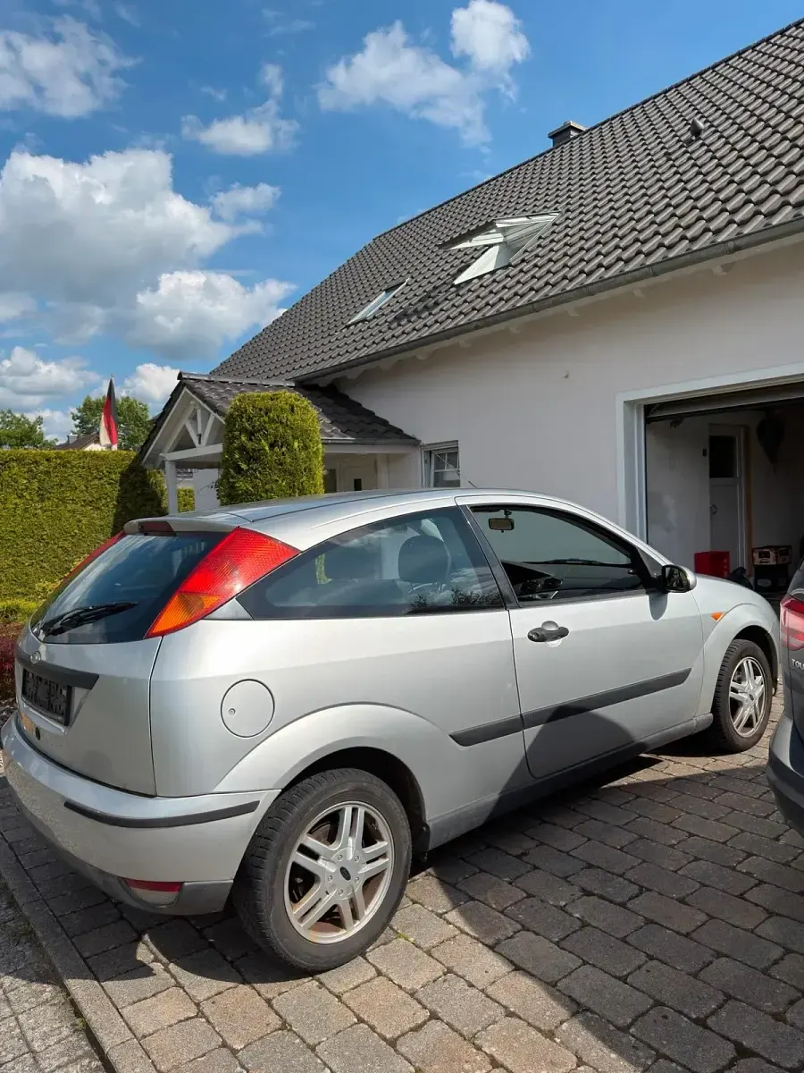 Gebraucht Ford Focus 75 PS (55 kW) 2000 Silber Kleinwagen