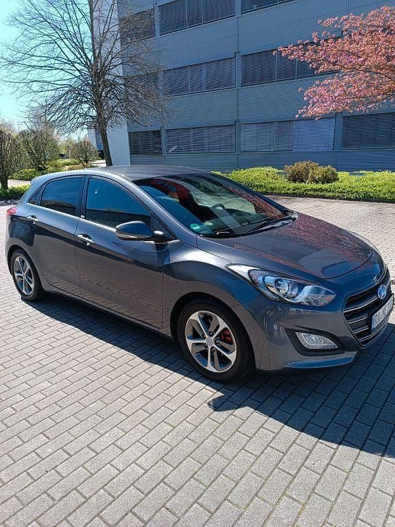 Grau Gebraucht 2016 Hyundai i30 Limousine | 10.500 € (Fairer Preis) - Bild 1/4