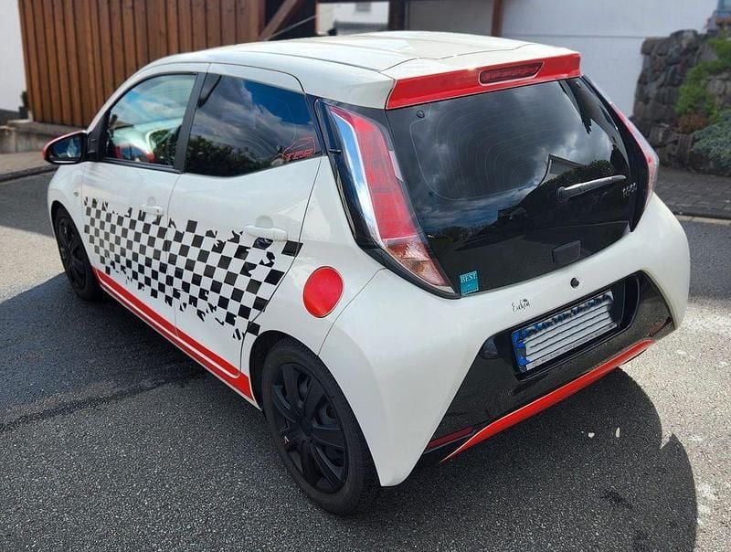 Gebraucht Toyota Aygo 69 PS (50 kW) 2016 Weiß Kleinwagen