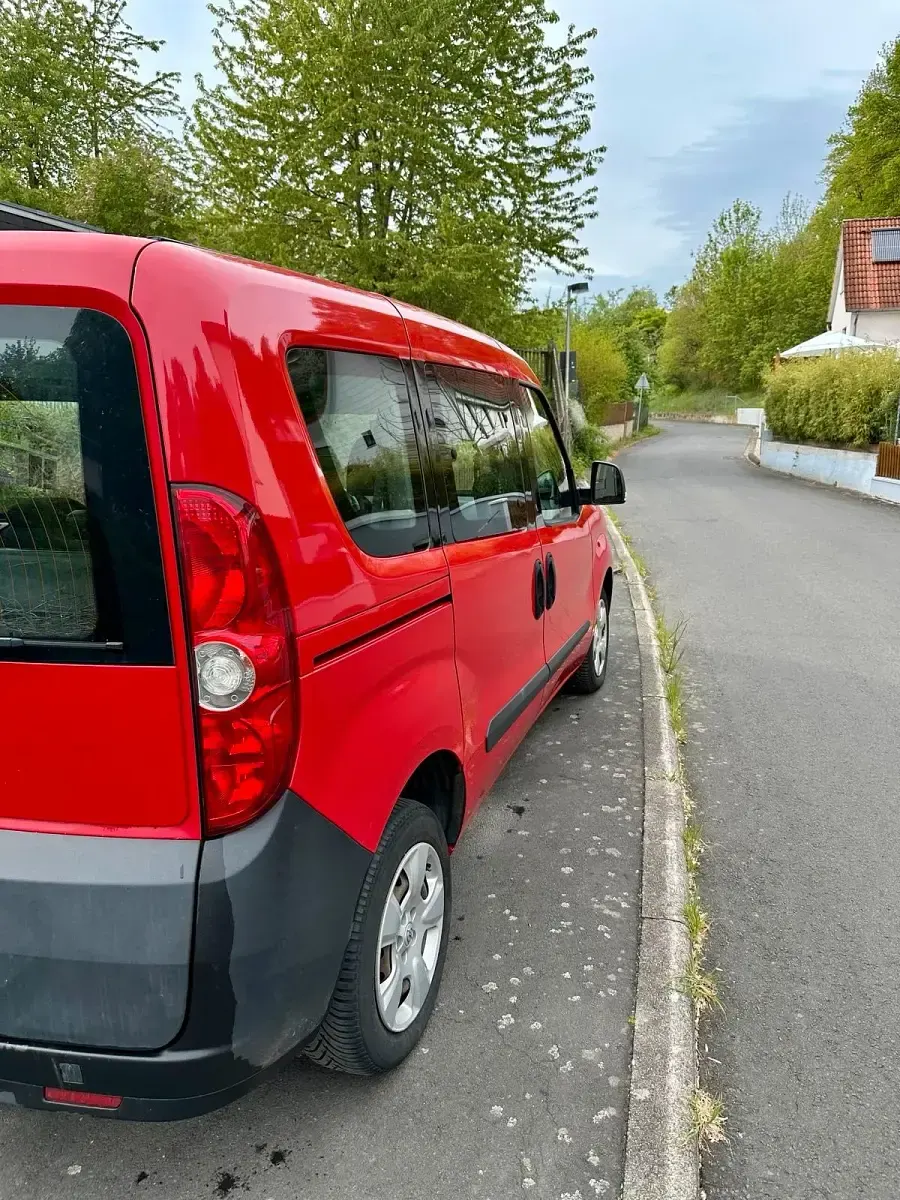 Używany Opel Combo 90 KM (66 kW) 2014 Czerwony Minivan