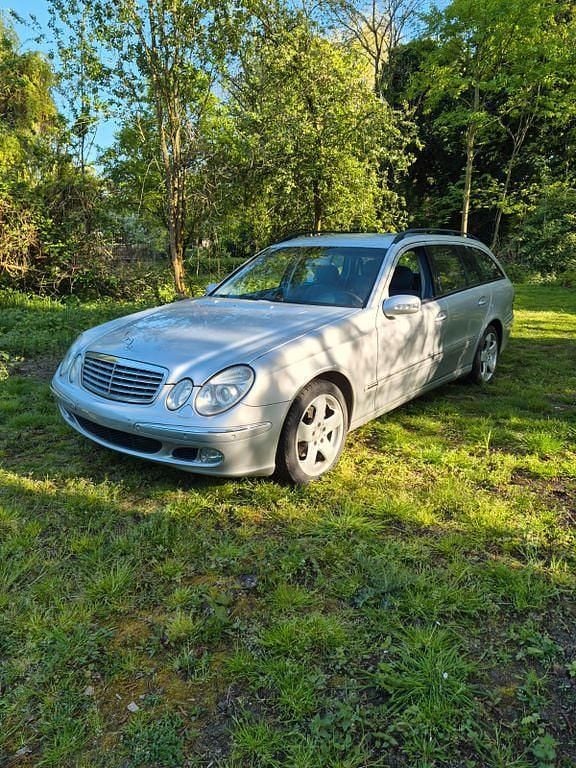 Usado Mercedes E220 Elegance 150 CV (110 kW) 2003 Plateado Berlina
