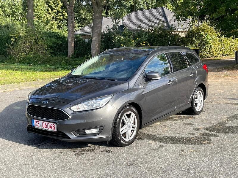 Grau Gebraucht 2016 Ford Focus Kombi | 5.900 € (Superpreis) - Bild 1/4