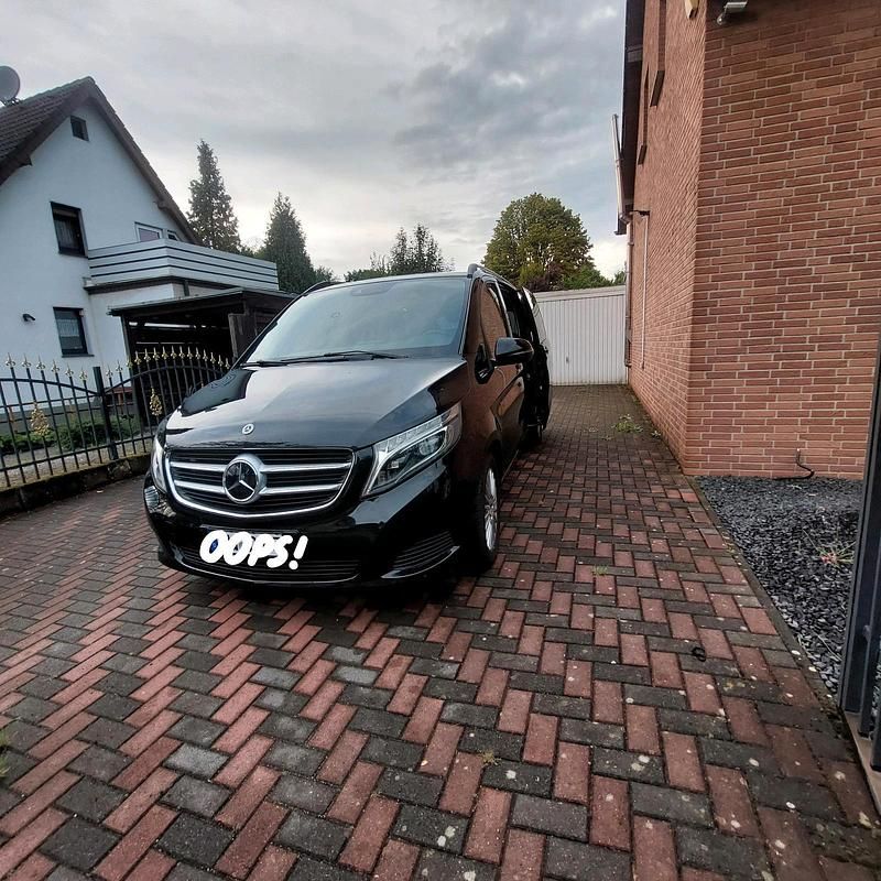 Schwarz Gebraucht 2017 Mercedes V220 Edition Van / Kleinbus | 27.777 € (Superpreis) - Bild 1/4