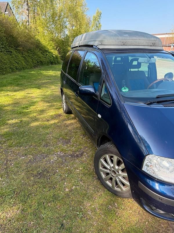Second-hand VW Sharan 131 CP (96 kW) 2003 Albastru Monovolum