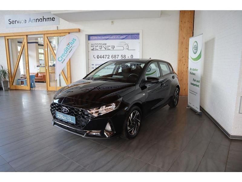 Phantom black (metallic) Gebraucht 2023 Hyundai i20 Limousine | 19.611 € - Bild 1/2