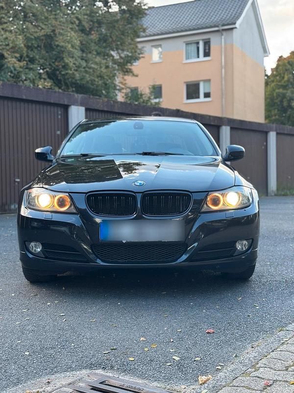 Schwarz Gebraucht 2012 BMW 318 Limousine | 4.600 € (Superpreis) - Bild 1/4