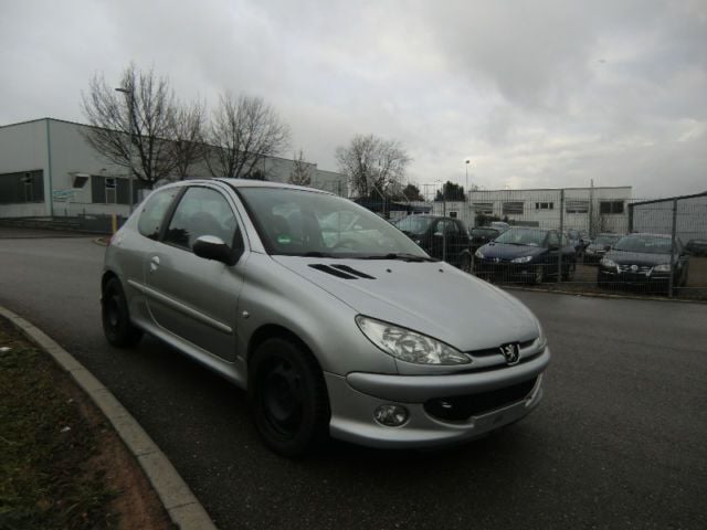Gebraucht Peugeot 206 Quiksilver 109 PS (80 kW) 2005 Silber metallic Kleinwagen