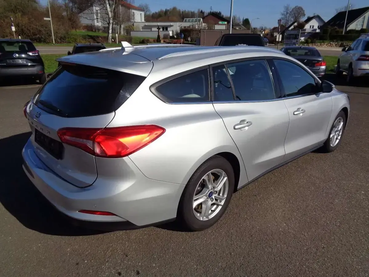 Używany Ford Focus Cool & Connect 101 KM (74 kW) 2019 Srebrny Kombi