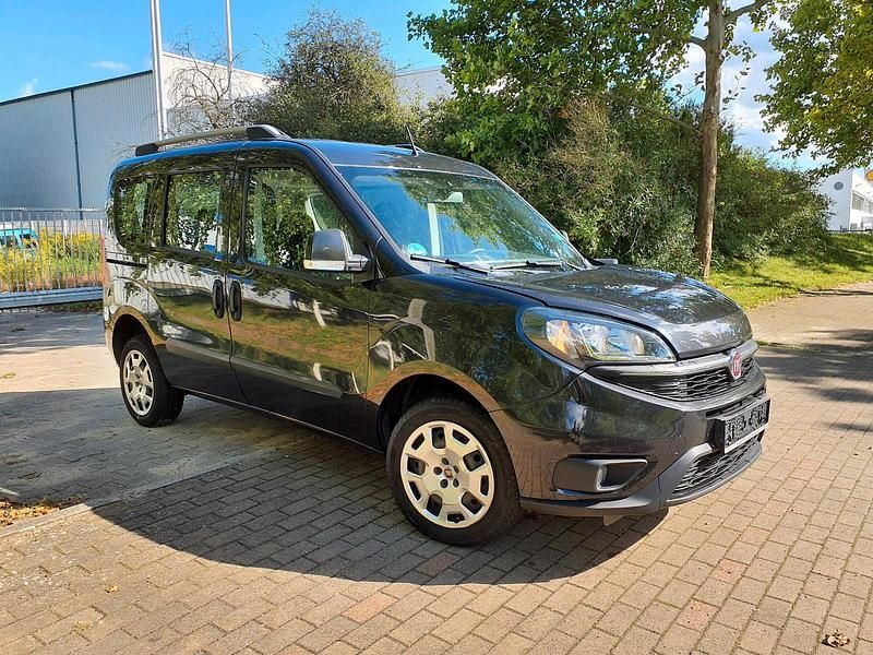 Grau Gebraucht 2019 Fiat Doblò Van / Kleinbus | 9.800 € (Fairer Preis) - Bild 1/4