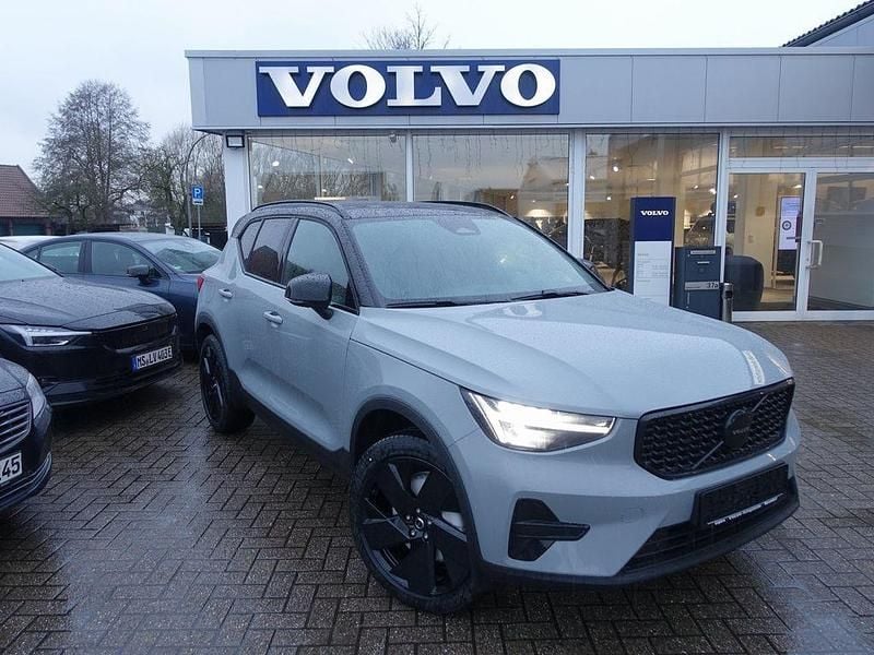 Neu Volvo XC40 Plus 163 PS (119 kW) 2026 Grau SUV