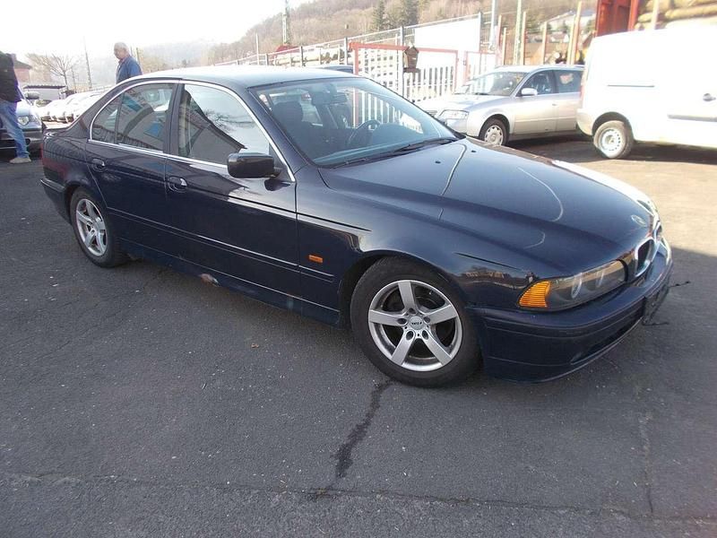 Second-hand BMW 525 163 CP (119 kW) 2000 Albastru Berlinǎ