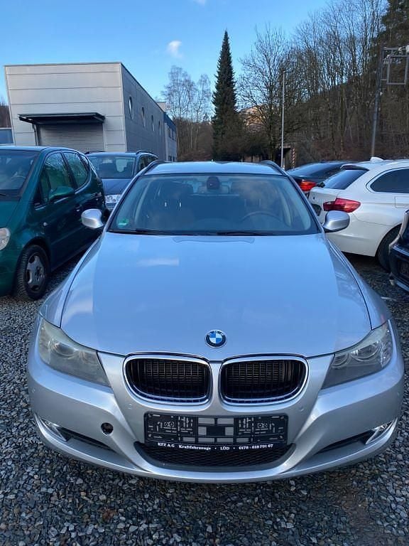 Silber Gebraucht 2012 BMW 318 Comfort Edition Kombi | 7.149 € (Guter Preis) - Bild 1/4