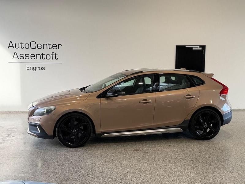 Braun Gebraucht 2013 Volvo V40 CC Summum Kombi | 7.400 € (Superpreis) - Bild 1/3