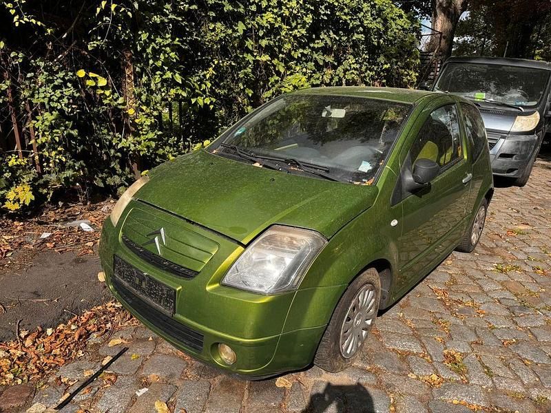 Grün Gebraucht 2003 Citroën C2 Kleinwagen | 1.099 € (Fairer Preis) - Bild 1/4