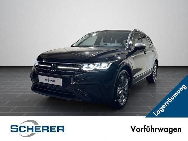 Deep black perleffekt (metallic) Gebraucht 2025 VW Tiguan Allspace Life SUV | 43.390 € (Guter Preis) - Bild 1/3