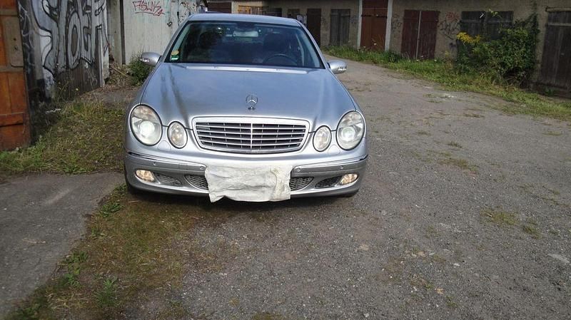 Silber Gebraucht 2005 Mercedes E320 Classic Limousine | 4.600 € (Fairer Preis) - Bild 1/4