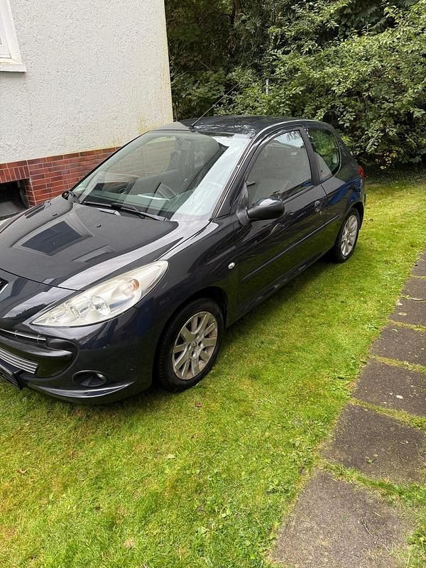 Gebraucht Peugeot 206+ 75 PS (55 kW) 2009 Schwarz Kleinwagen