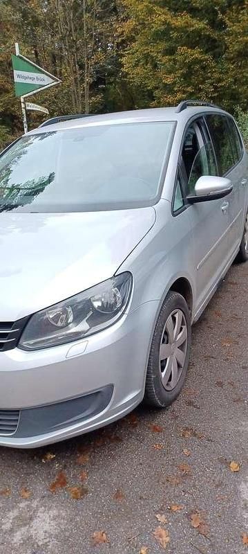 Silber Gebraucht 2013 VW Touran Trendline Van / Kleinbus | 6.285 € (Fairer Preis) - Bild 1/1