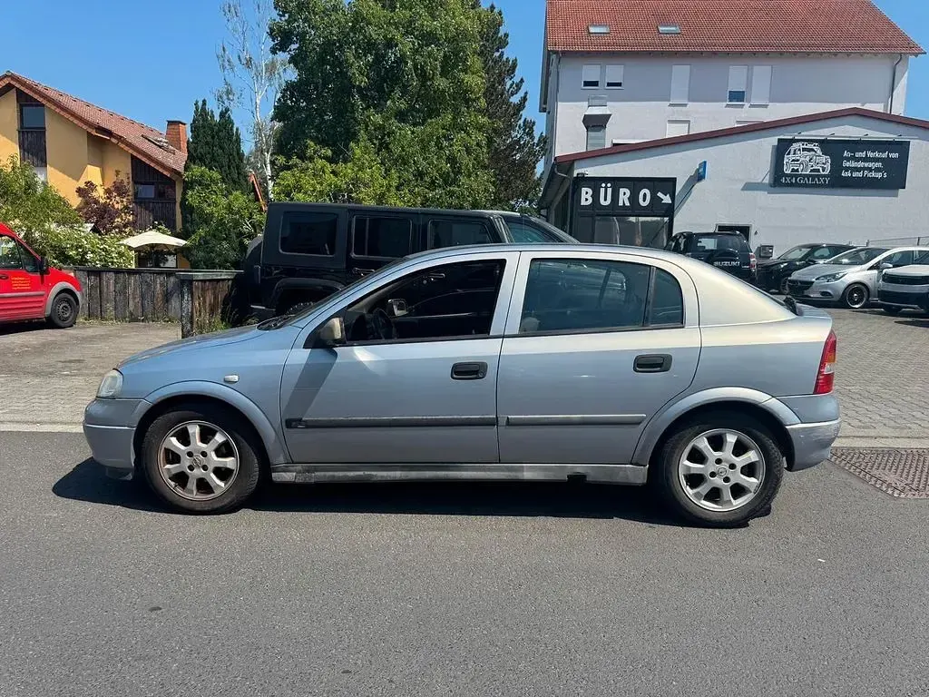 Usado Opel Astra Comfort 101 HP (74 kW) 2001 Prateado Sedan