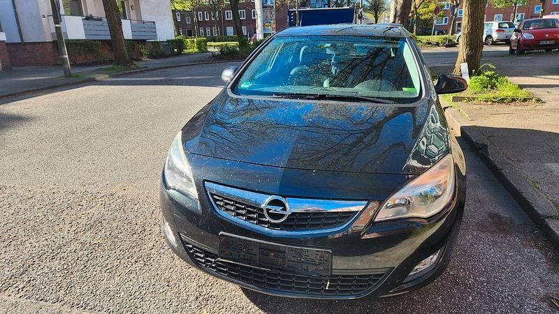 Second-hand Opel Astra 140 CP (102 kW) 2012 Negru Berlinǎ
