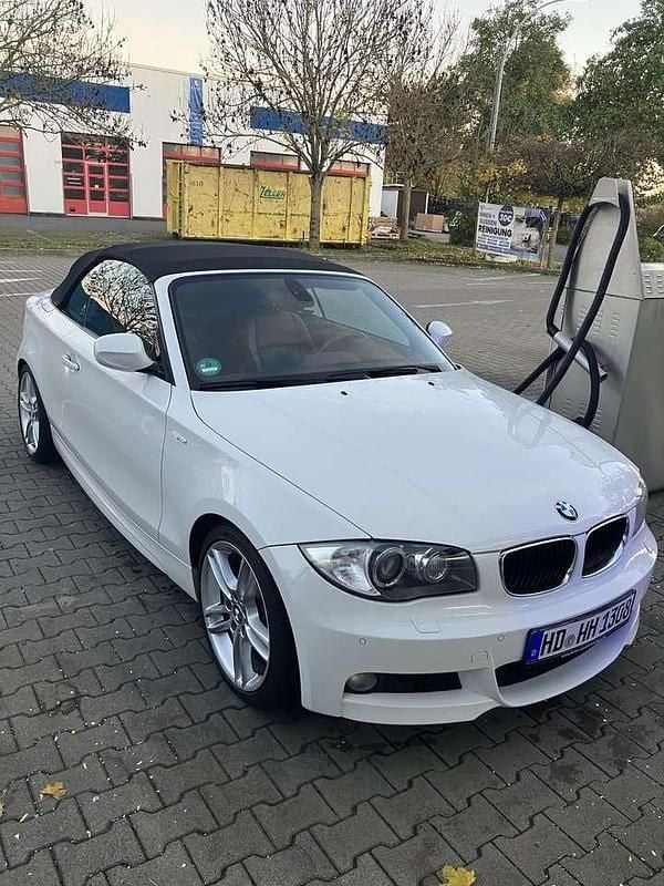 Weiß Gebraucht 2011 BMW 125 Cabriolet M Sport Cabrio | 17.900 € (Teuer) - Bild 1/4