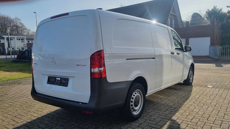 Weiß Gebraucht 2022 Mercedes Vito Van / Kleinbus | 34.950 € (Etwas zu teuer) - Bild 1/4