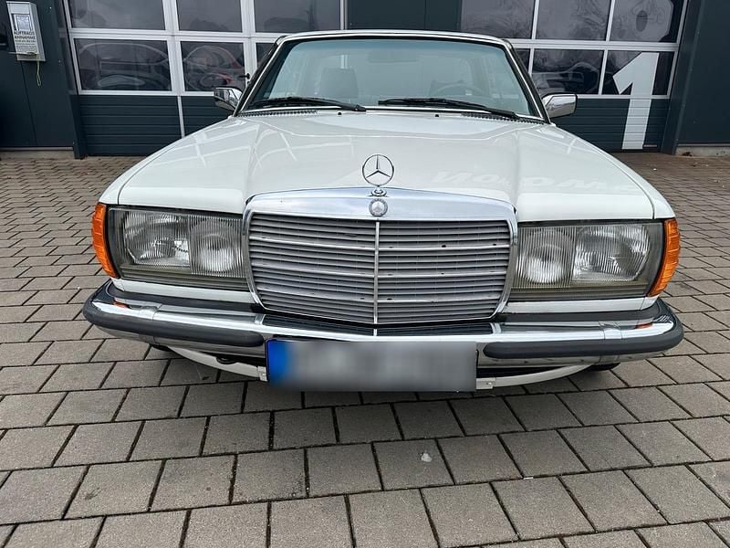 Gebraucht Mercedes 230 80 PS (58 kW) 1978 Weiß Coupé